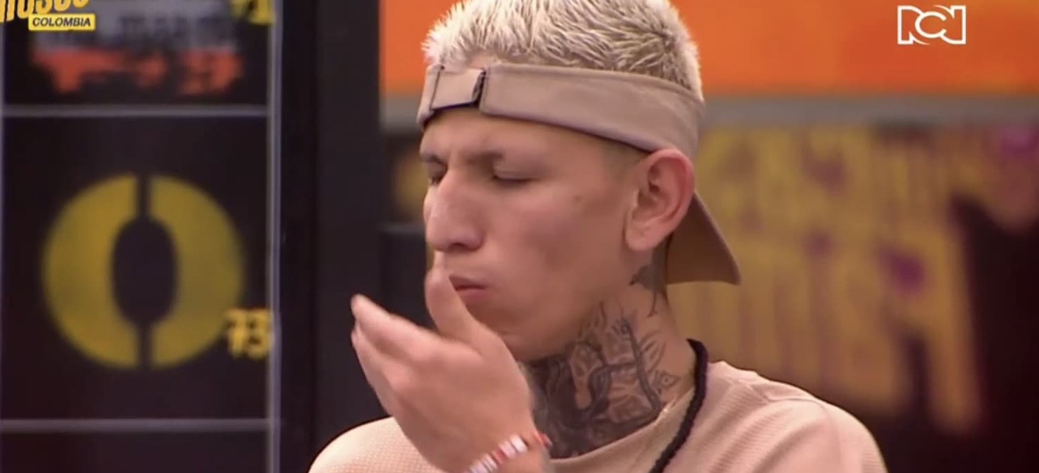 La liendra comiendo cebolla