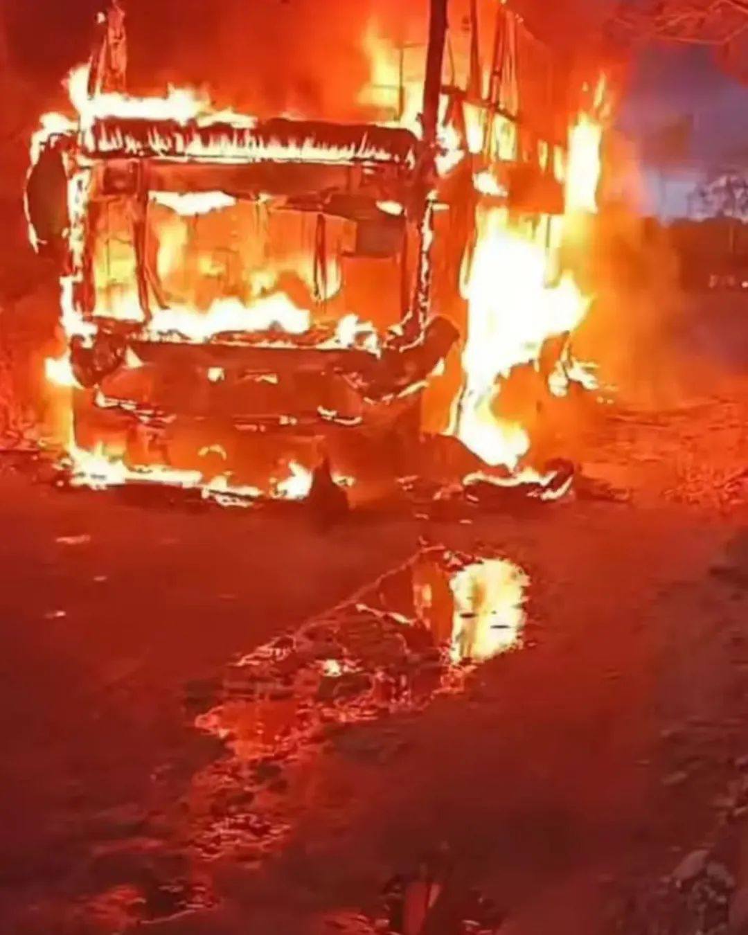 Militar incinerado dentro de un bus