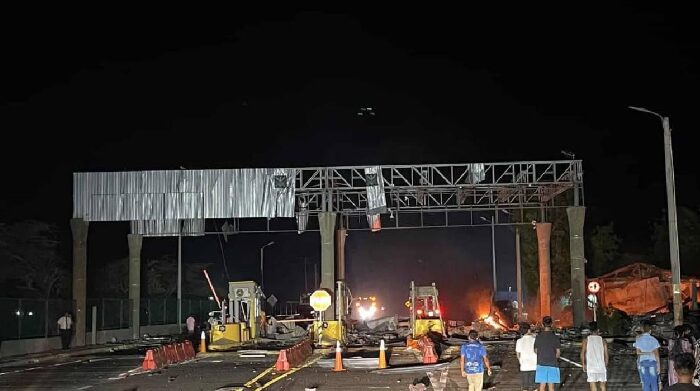 Dos civiles muertos tras atentado con carro bomba en peaje