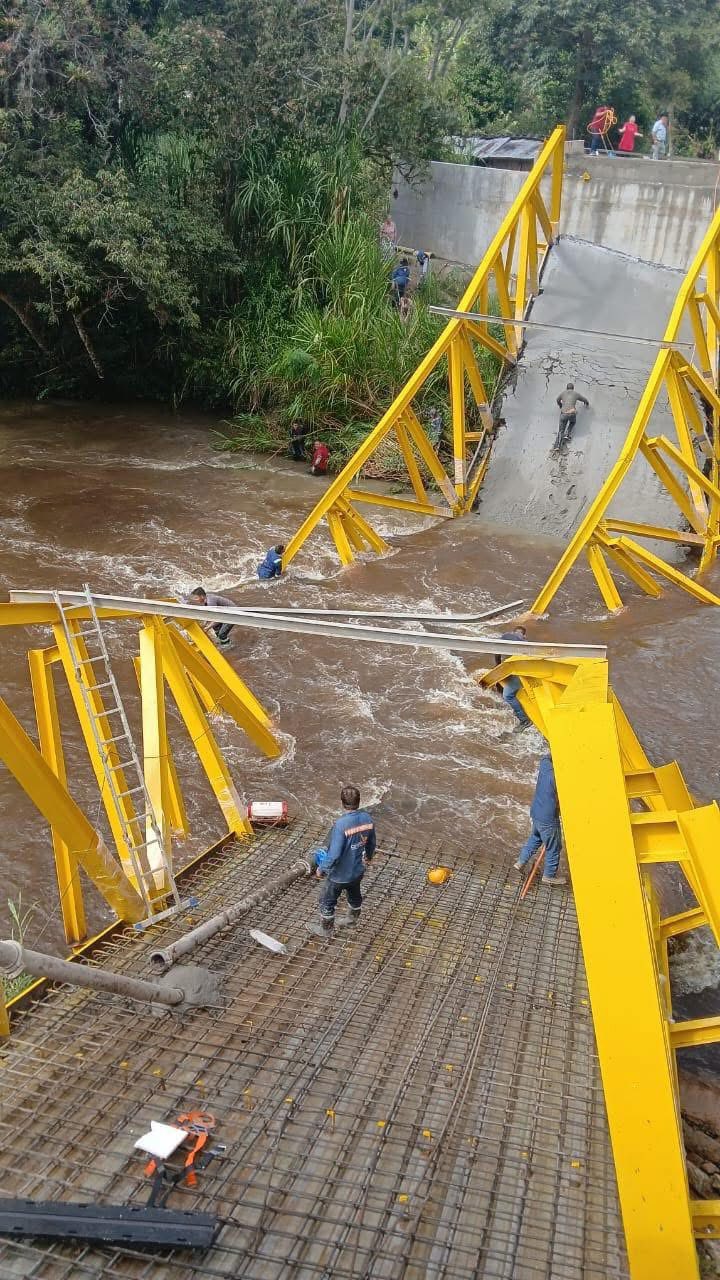 Puente colapsó antes de ser inaugurado