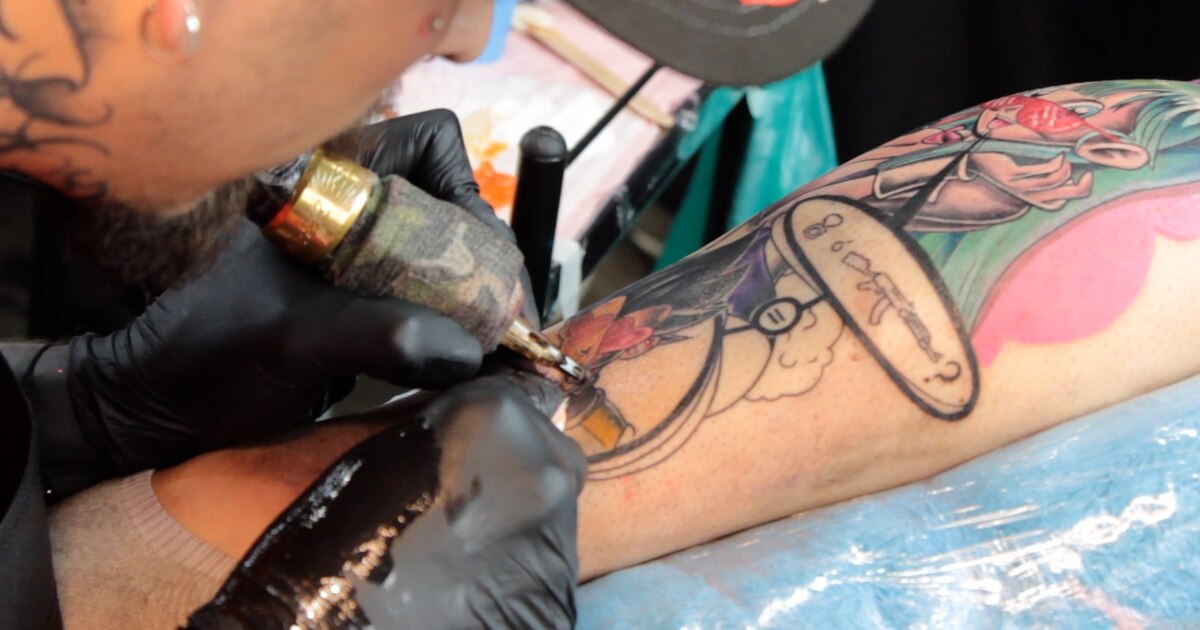 Joven murió tras tatuarse durante tres días seguidos en feria de Medellín