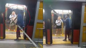 ¡Insólito! Hombre se robó una señal de Pare e intentó llevársela en TransMilenio