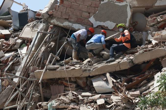 Aumenta a 1.700 los muertos por terremoto en Venezuela