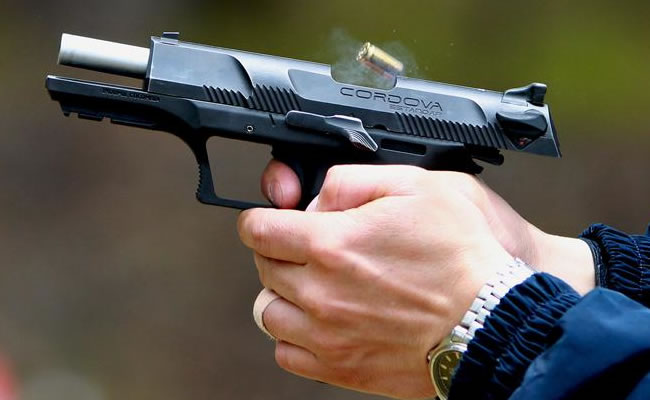 De la Espriella abre la puerta al porte de armas